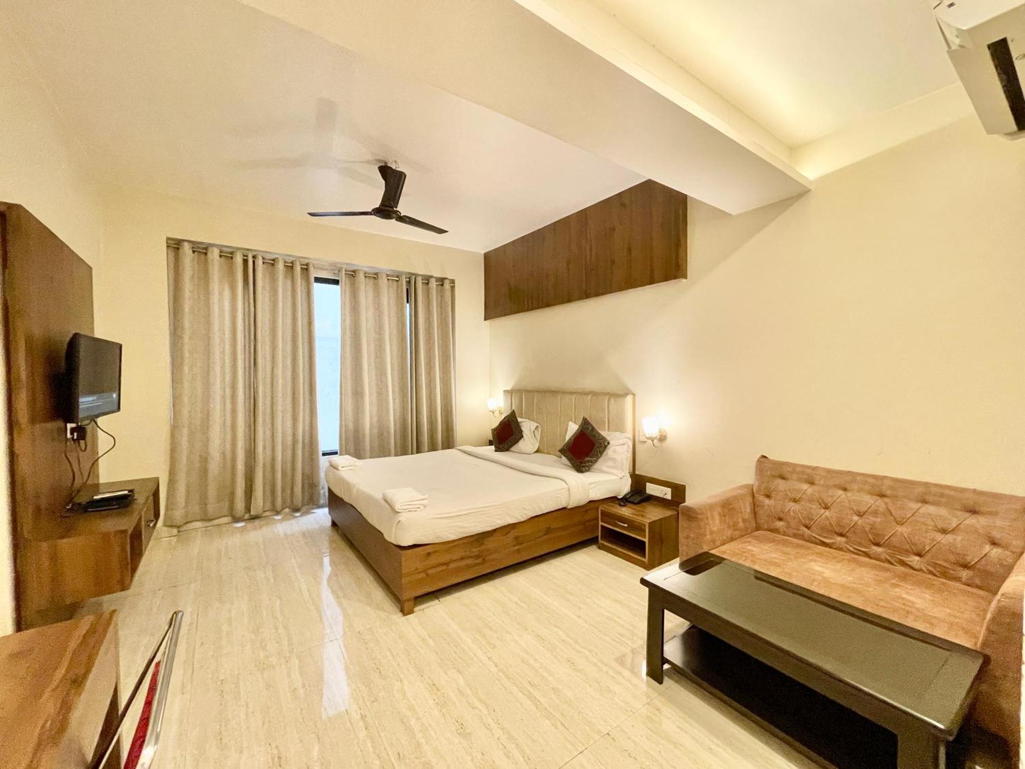 Hotel Rudraksh ! Varanasi !Fully-Air-Conditioned Hotel At Prime Location With Parking Availability, Near Kashi Vishwanath Temple, And Ganga Ghat 2 Dış mekan fotoğraf