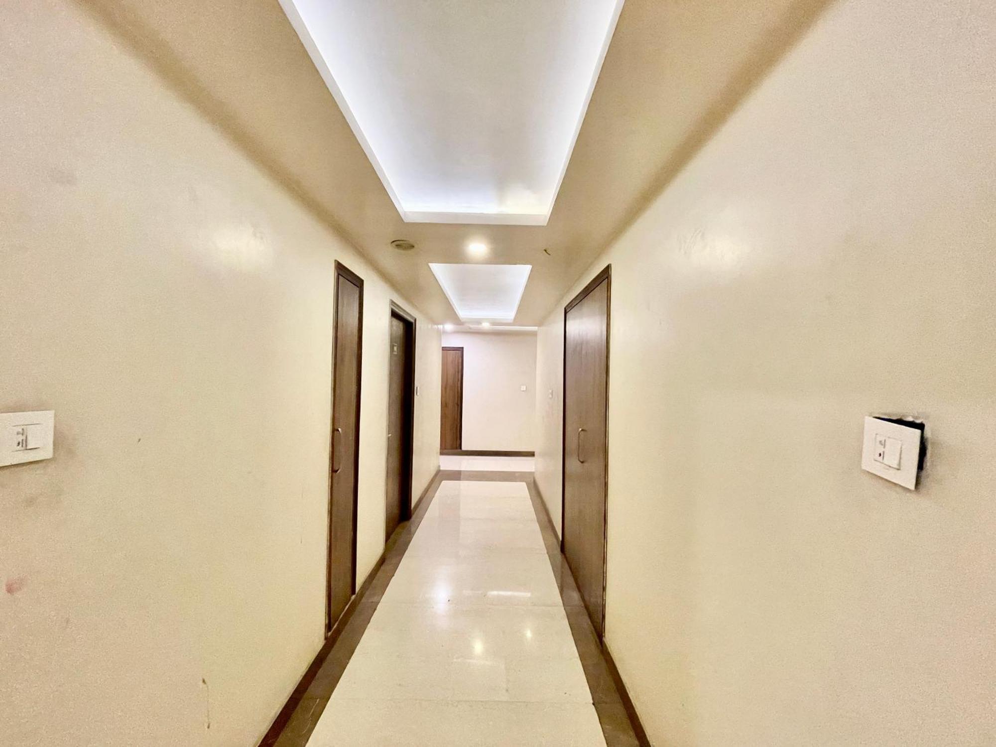 Hotel Rudraksh ! Varanasi !Fully-Air-Conditioned Hotel At Prime Location With Parking Availability, Near Kashi Vishwanath Temple, And Ganga Ghat 2 Dış mekan fotoğraf