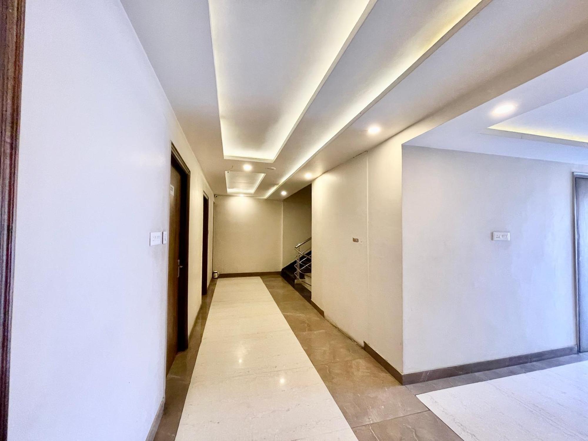 Hotel Rudraksh ! Varanasi !Fully-Air-Conditioned Hotel At Prime Location With Parking Availability, Near Kashi Vishwanath Temple, And Ganga Ghat 2 Dış mekan fotoğraf
