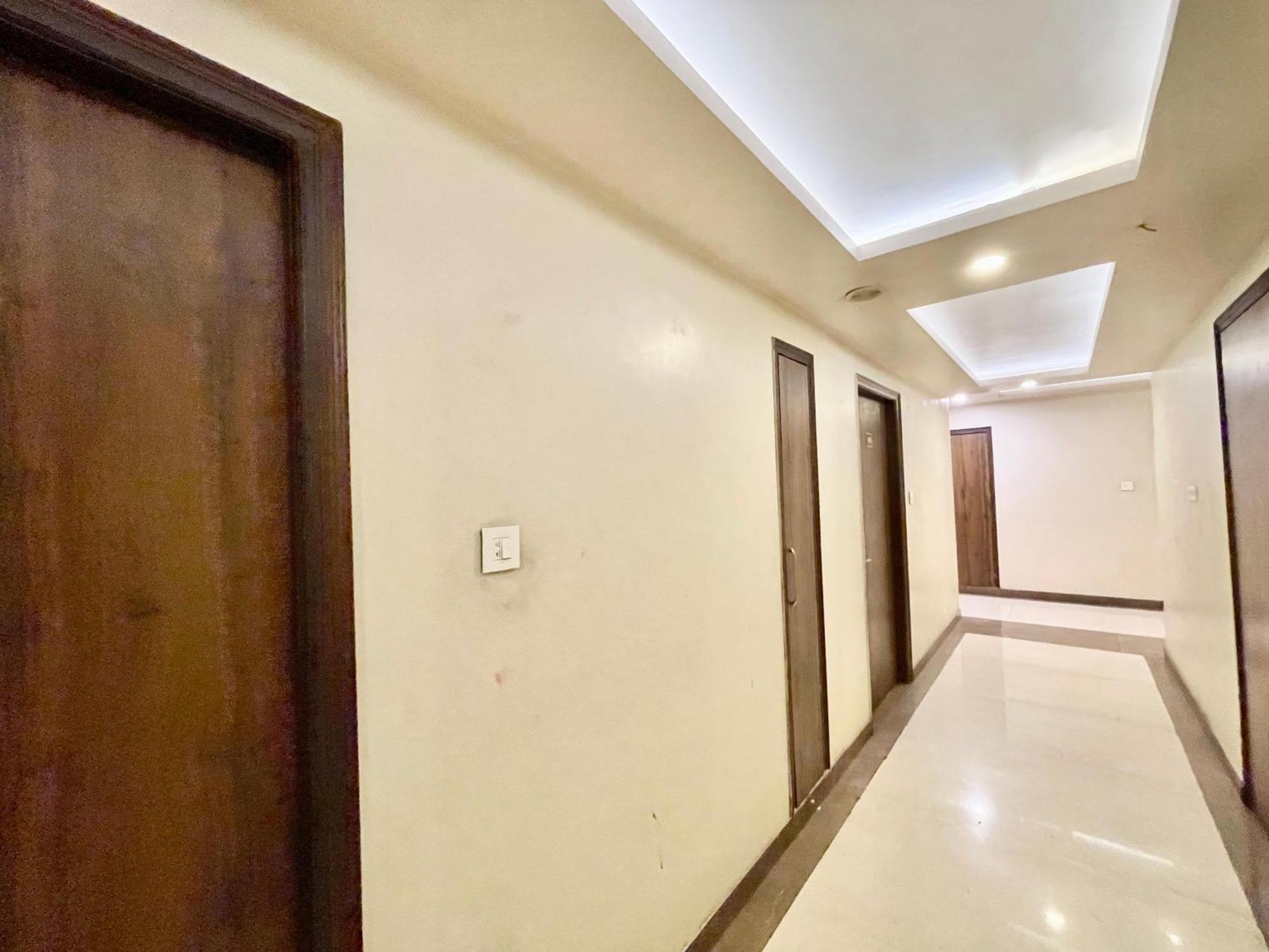 Hotel Rudraksh ! Varanasi !Fully-Air-Conditioned Hotel At Prime Location With Parking Availability, Near Kashi Vishwanath Temple, And Ganga Ghat 2 Dış mekan fotoğraf