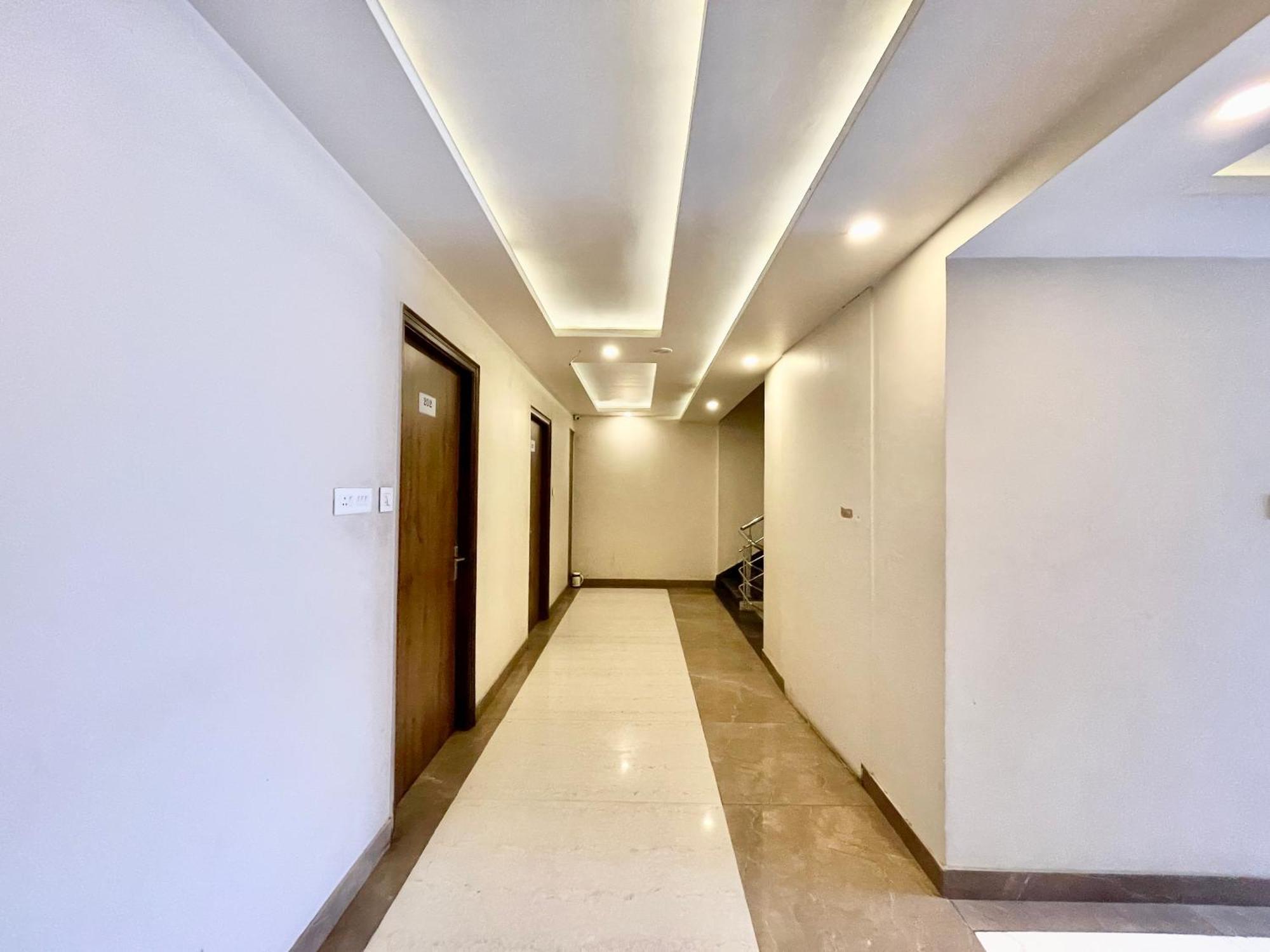 Hotel Rudraksh ! Varanasi !Fully-Air-Conditioned Hotel At Prime Location With Parking Availability, Near Kashi Vishwanath Temple, And Ganga Ghat 2 Dış mekan fotoğraf