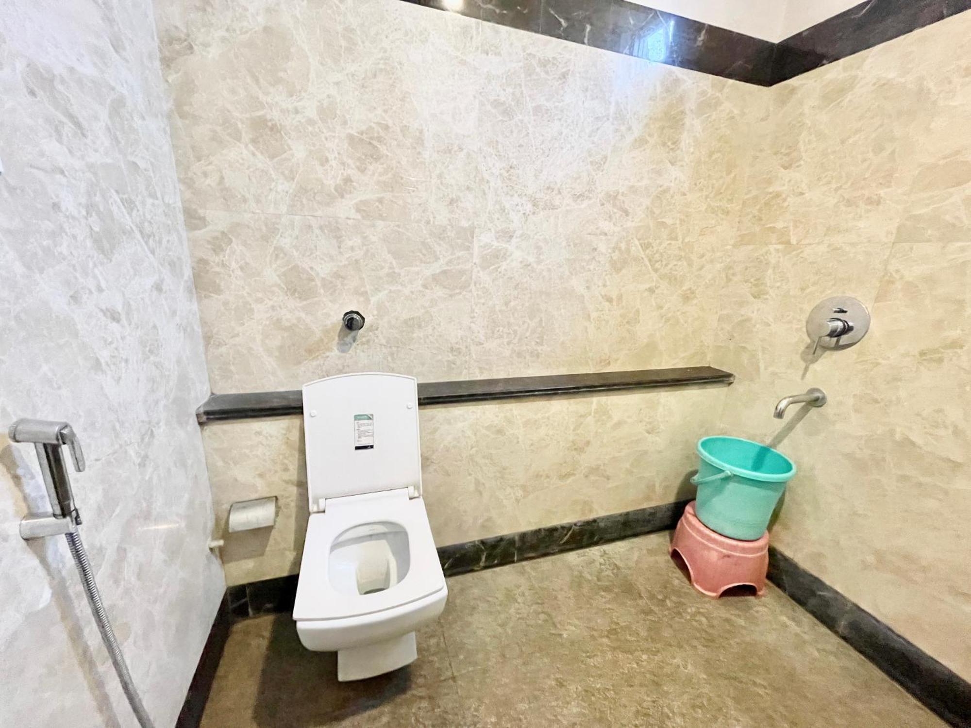 Hotel Rudraksh ! Varanasi !Fully-Air-Conditioned Hotel At Prime Location With Parking Availability, Near Kashi Vishwanath Temple, And Ganga Ghat 2 Dış mekan fotoğraf