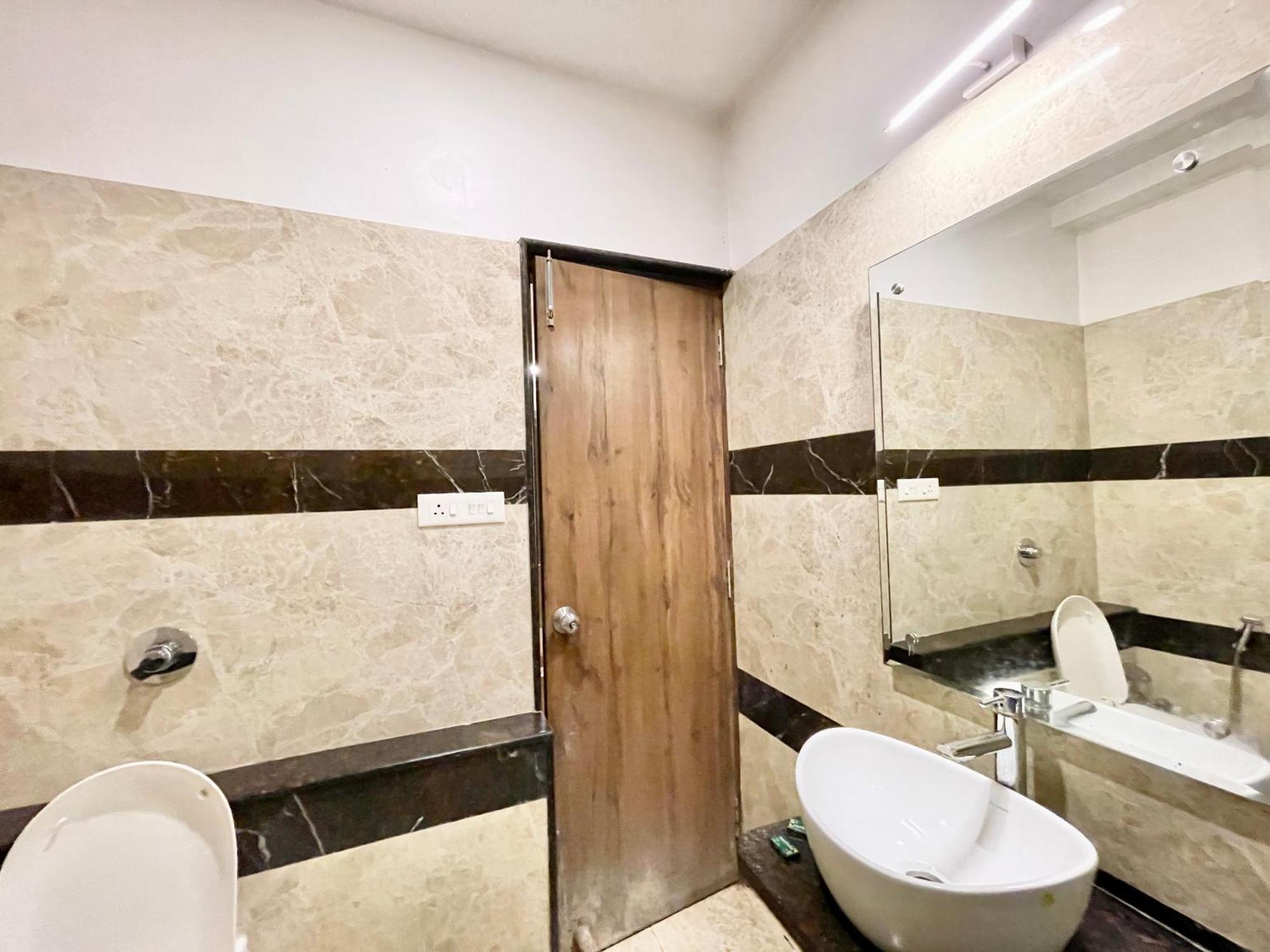 Hotel Rudraksh ! Varanasi !Fully-Air-Conditioned Hotel At Prime Location With Parking Availability, Near Kashi Vishwanath Temple, And Ganga Ghat 2 Dış mekan fotoğraf