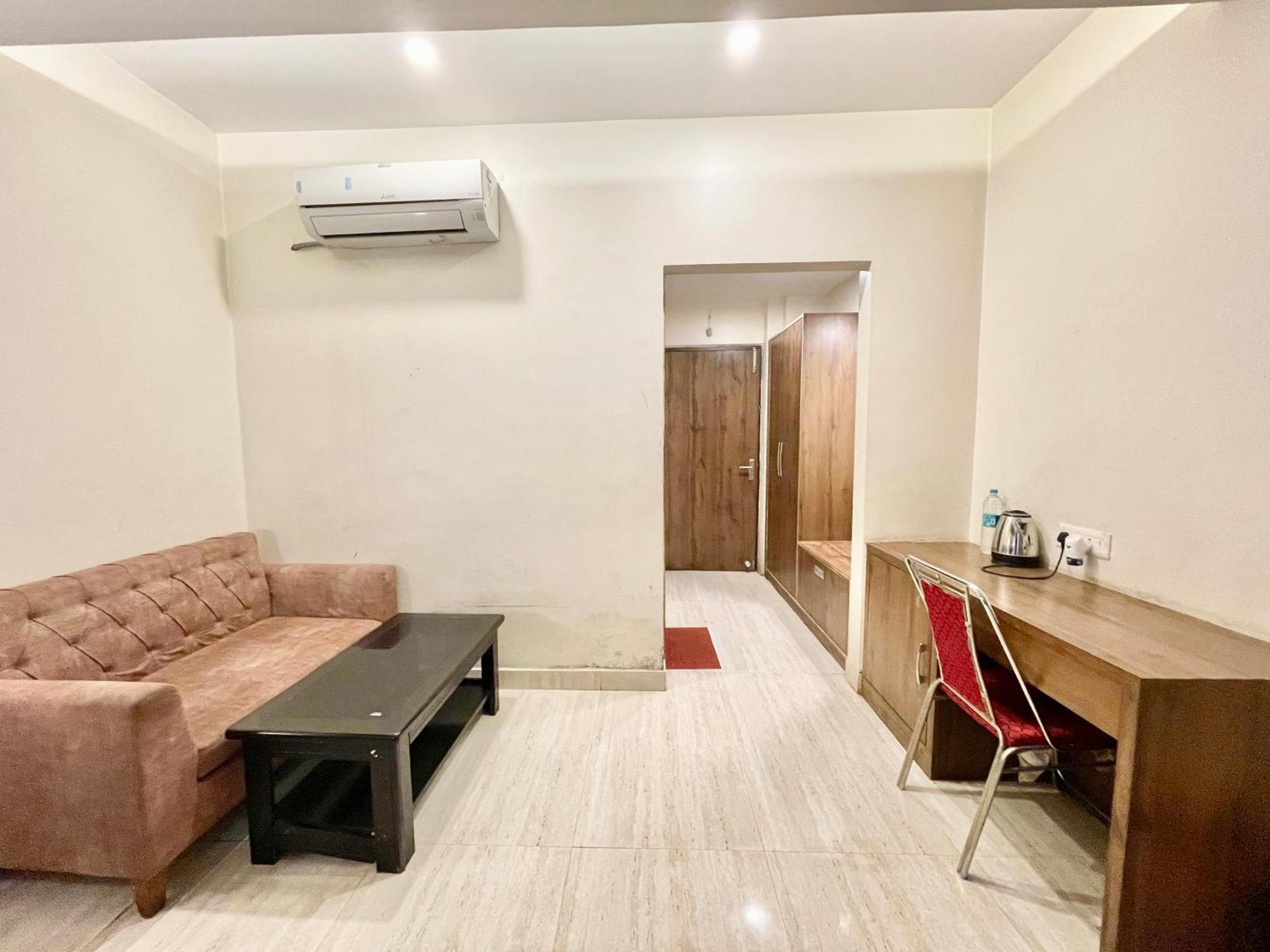 Hotel Rudraksh ! Varanasi !Fully-Air-Conditioned Hotel At Prime Location With Parking Availability, Near Kashi Vishwanath Temple, And Ganga Ghat 2 Dış mekan fotoğraf