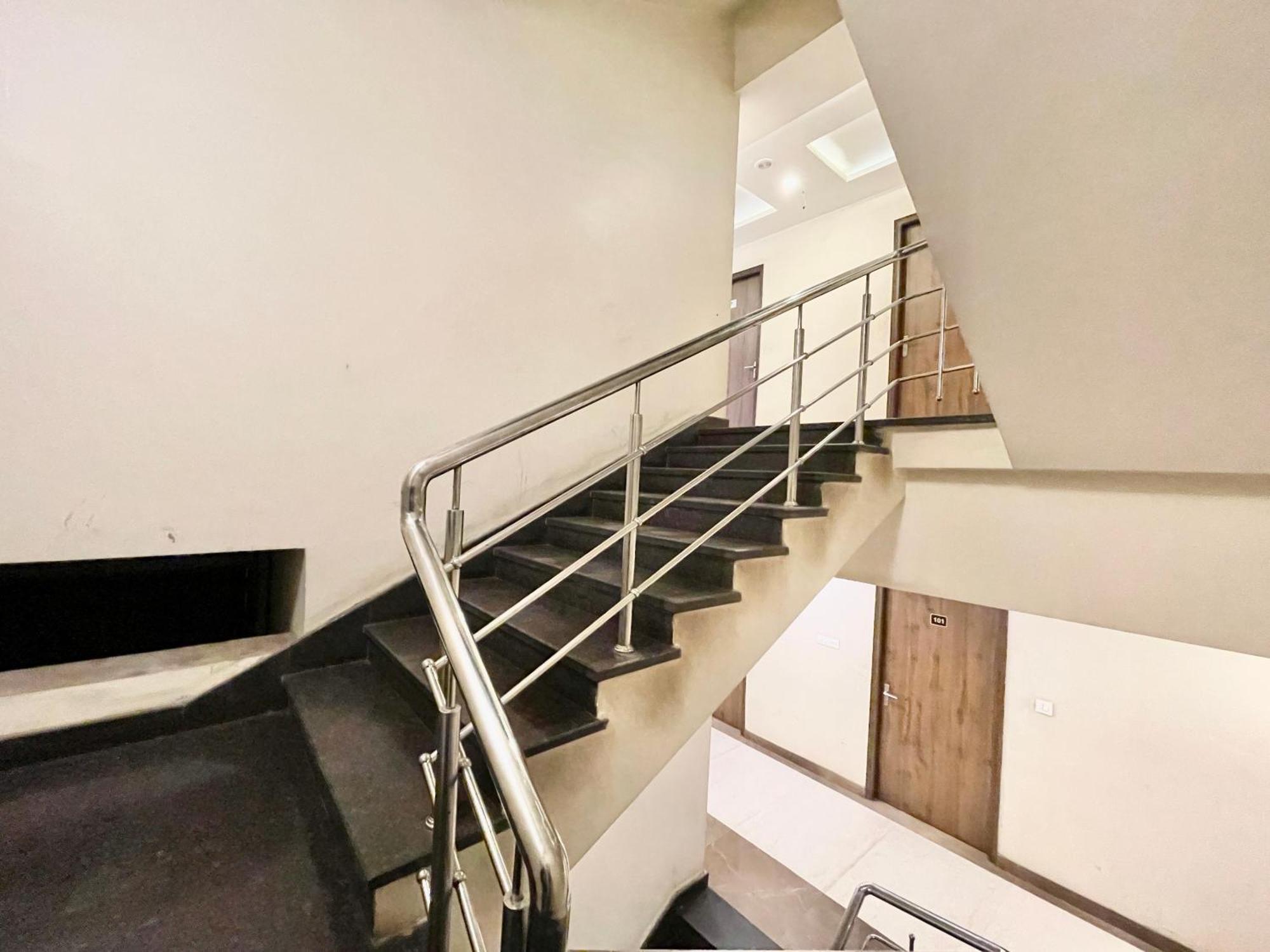 Hotel Rudraksh ! Varanasi !Fully-Air-Conditioned Hotel At Prime Location With Parking Availability, Near Kashi Vishwanath Temple, And Ganga Ghat 2 Dış mekan fotoğraf