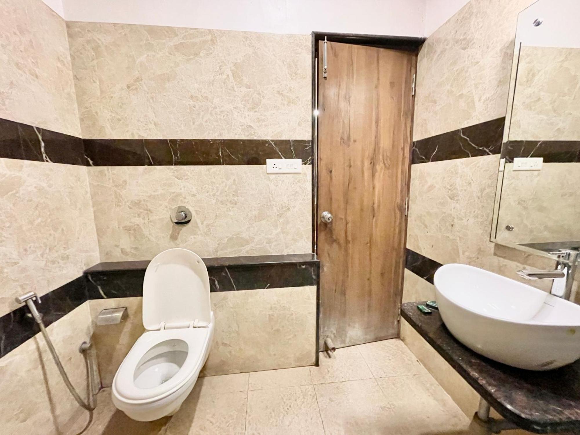 Hotel Rudraksh ! Varanasi !Fully-Air-Conditioned Hotel At Prime Location With Parking Availability, Near Kashi Vishwanath Temple, And Ganga Ghat 2 Dış mekan fotoğraf