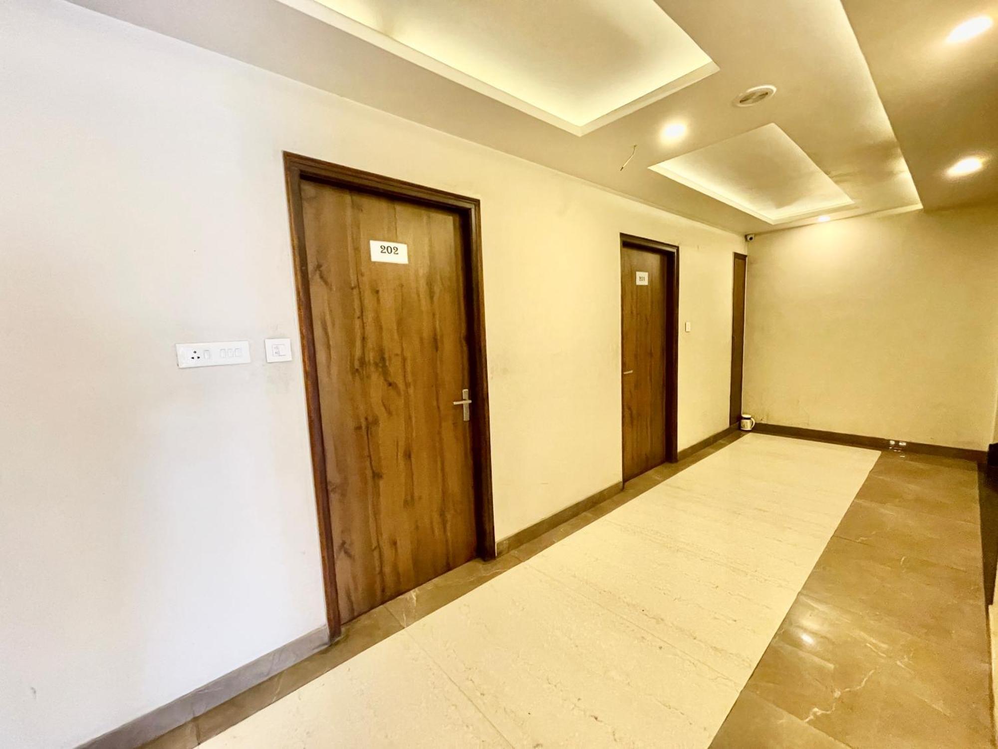 Hotel Rudraksh ! Varanasi !Fully-Air-Conditioned Hotel At Prime Location With Parking Availability, Near Kashi Vishwanath Temple, And Ganga Ghat 2 Dış mekan fotoğraf