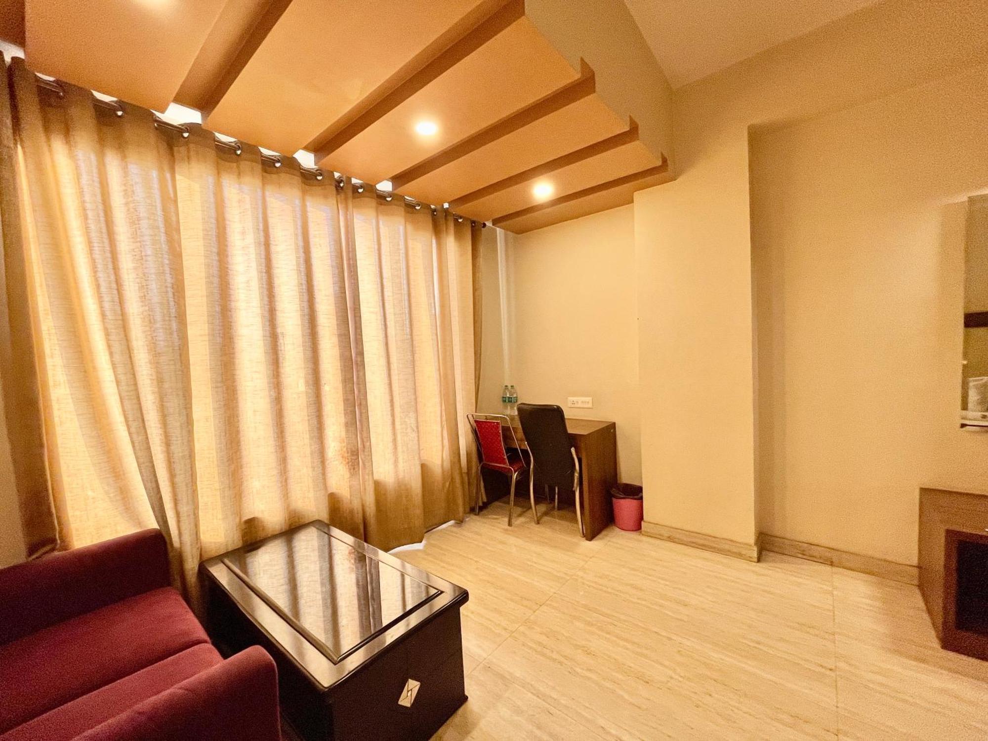 Hotel Rudraksh ! Varanasi !Fully-Air-Conditioned Hotel At Prime Location With Parking Availability, Near Kashi Vishwanath Temple, And Ganga Ghat 2 Dış mekan fotoğraf