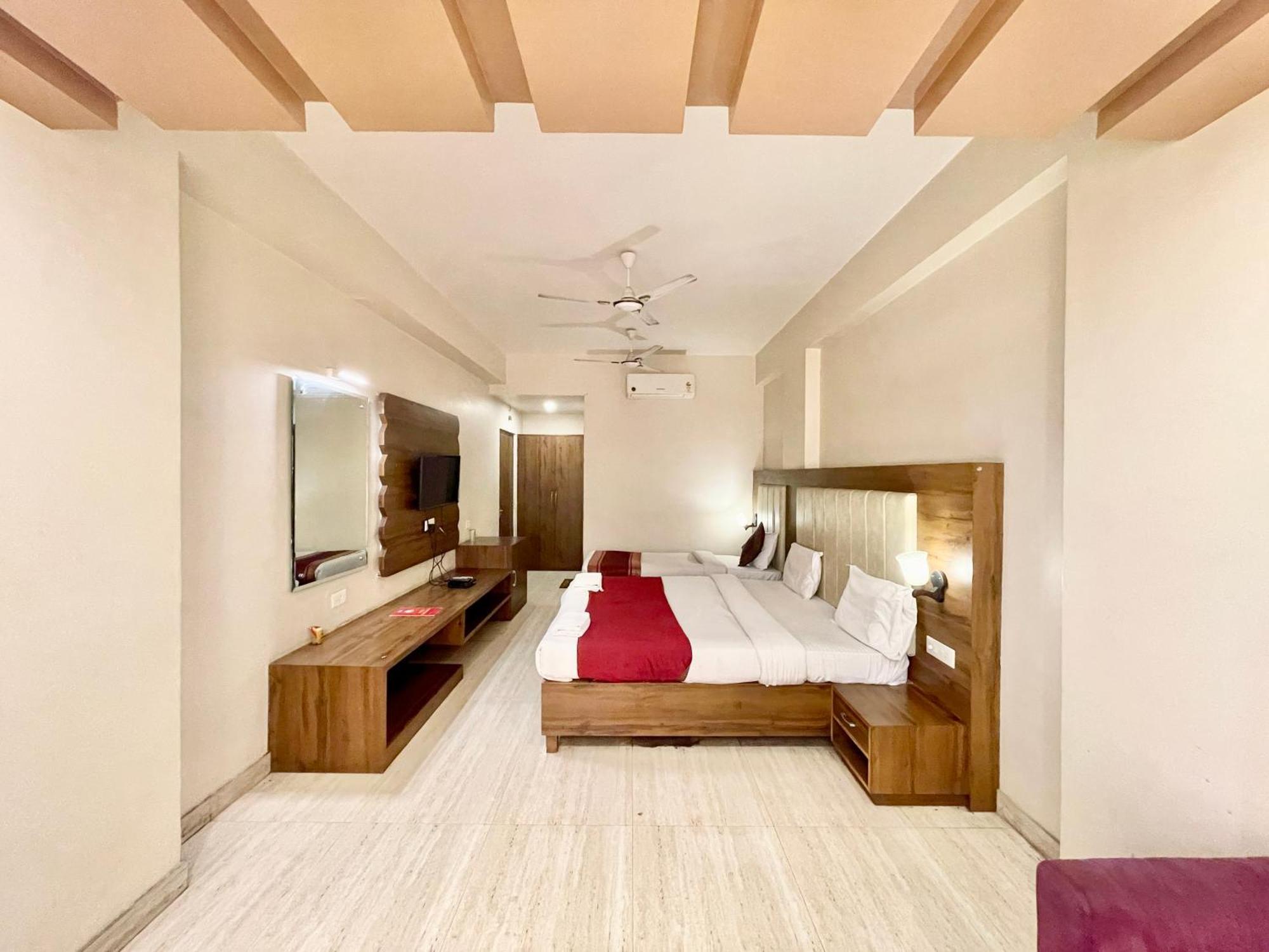 Hotel Rudraksh ! Varanasi !Fully-Air-Conditioned Hotel At Prime Location With Parking Availability, Near Kashi Vishwanath Temple, And Ganga Ghat 2 Dış mekan fotoğraf
