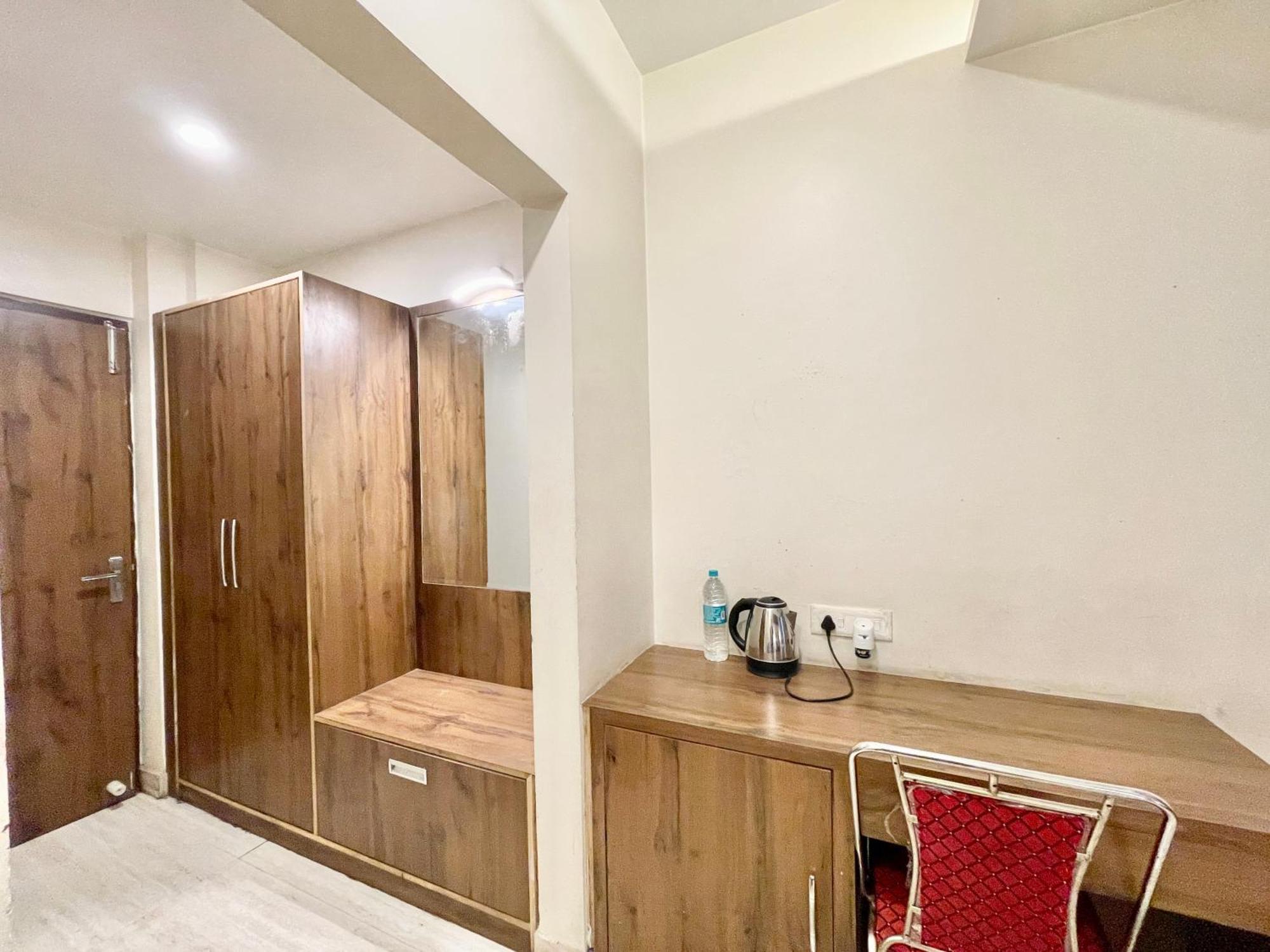 Hotel Rudraksh ! Varanasi !Fully-Air-Conditioned Hotel At Prime Location With Parking Availability, Near Kashi Vishwanath Temple, And Ganga Ghat 2 Dış mekan fotoğraf