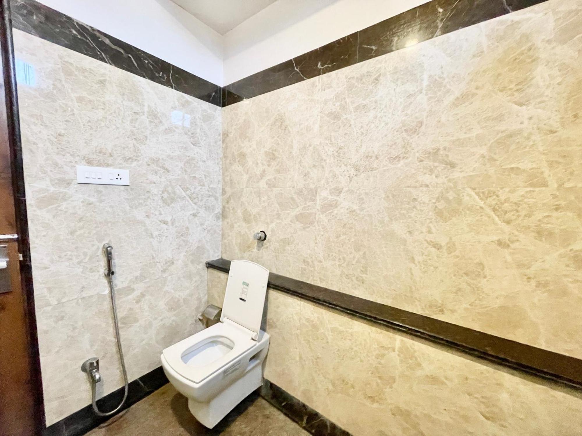 Hotel Rudraksh ! Varanasi !Fully-Air-Conditioned Hotel At Prime Location With Parking Availability, Near Kashi Vishwanath Temple, And Ganga Ghat 2 Dış mekan fotoğraf