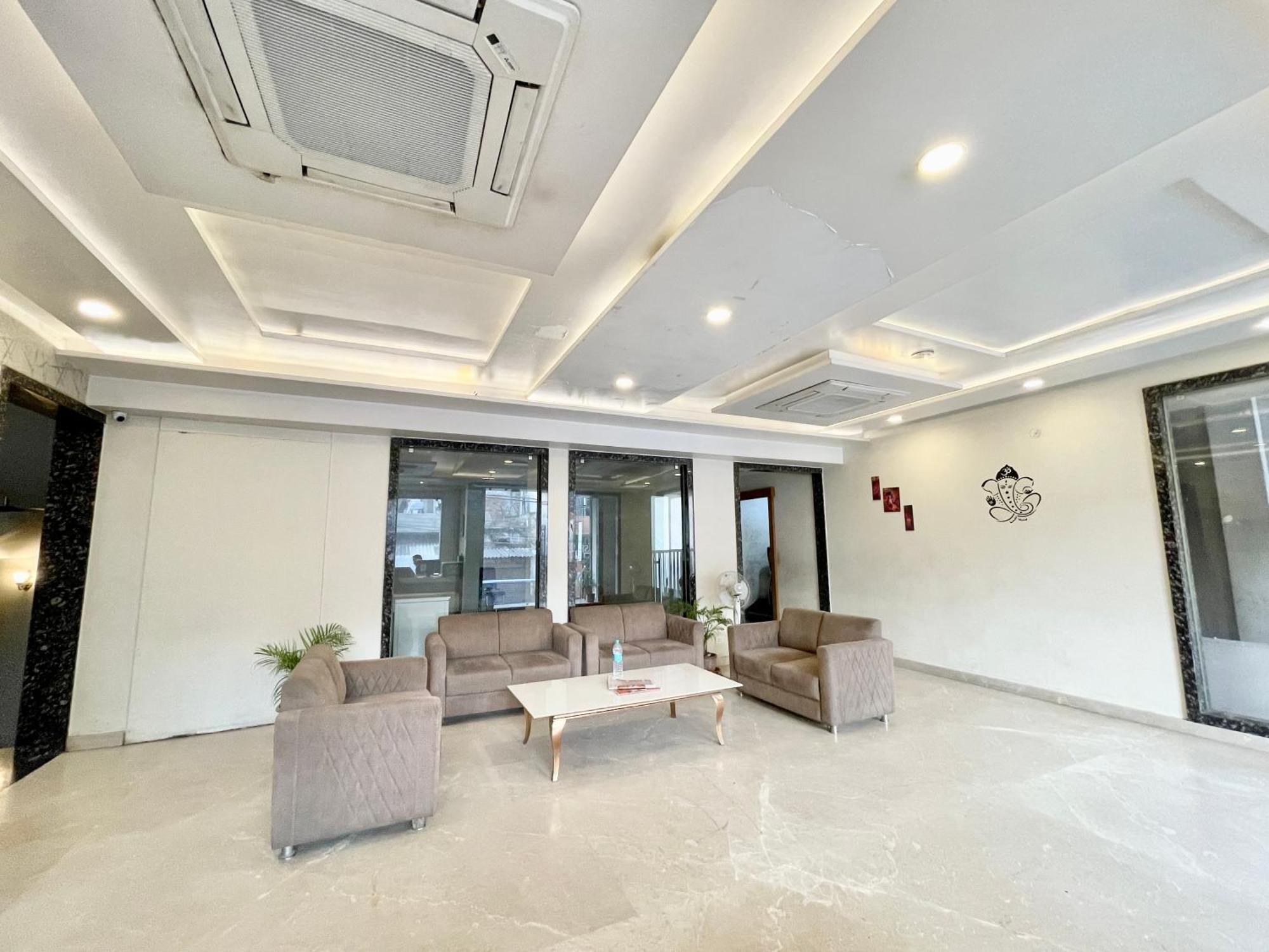 Hotel Rudraksh ! Varanasi !Fully-Air-Conditioned Hotel At Prime Location With Parking Availability, Near Kashi Vishwanath Temple, And Ganga Ghat 2 Dış mekan fotoğraf