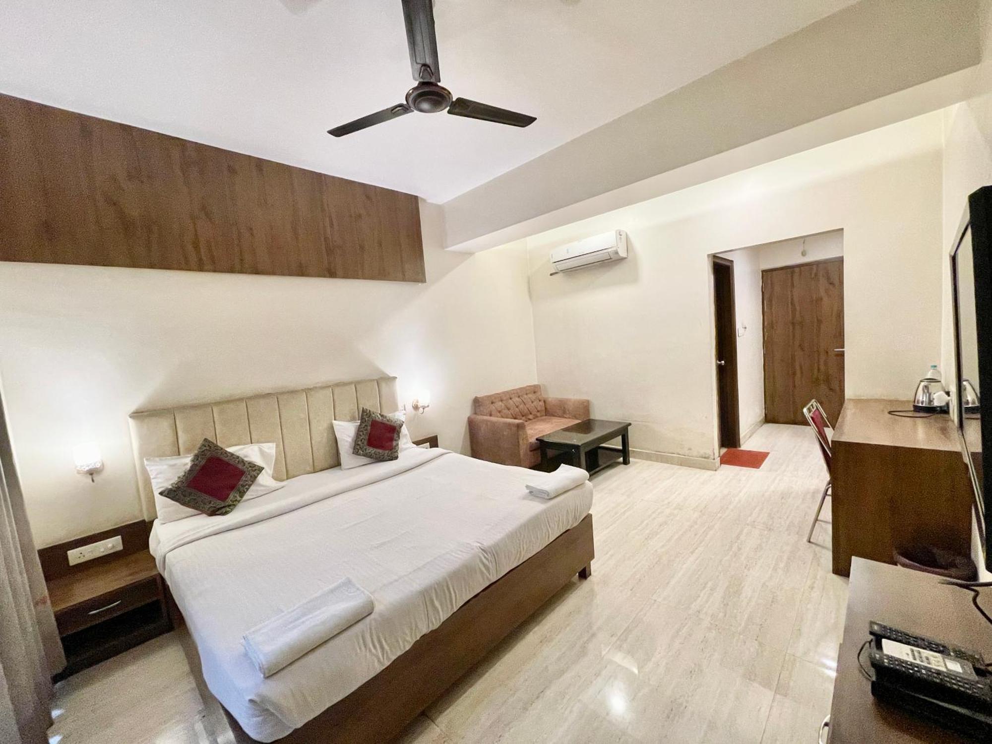 Hotel Rudraksh ! Varanasi !Fully-Air-Conditioned Hotel At Prime Location With Parking Availability, Near Kashi Vishwanath Temple, And Ganga Ghat 2 Dış mekan fotoğraf