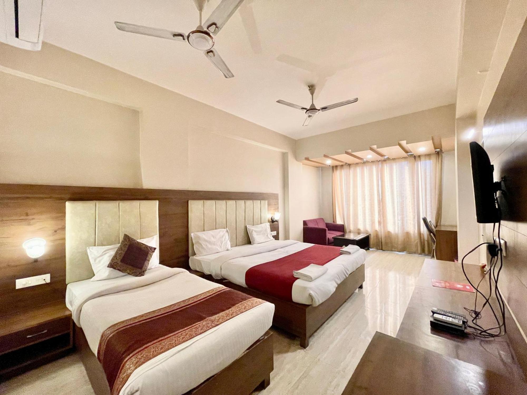 Hotel Rudraksh ! Varanasi !Fully-Air-Conditioned Hotel At Prime Location With Parking Availability, Near Kashi Vishwanath Temple, And Ganga Ghat 2 Dış mekan fotoğraf