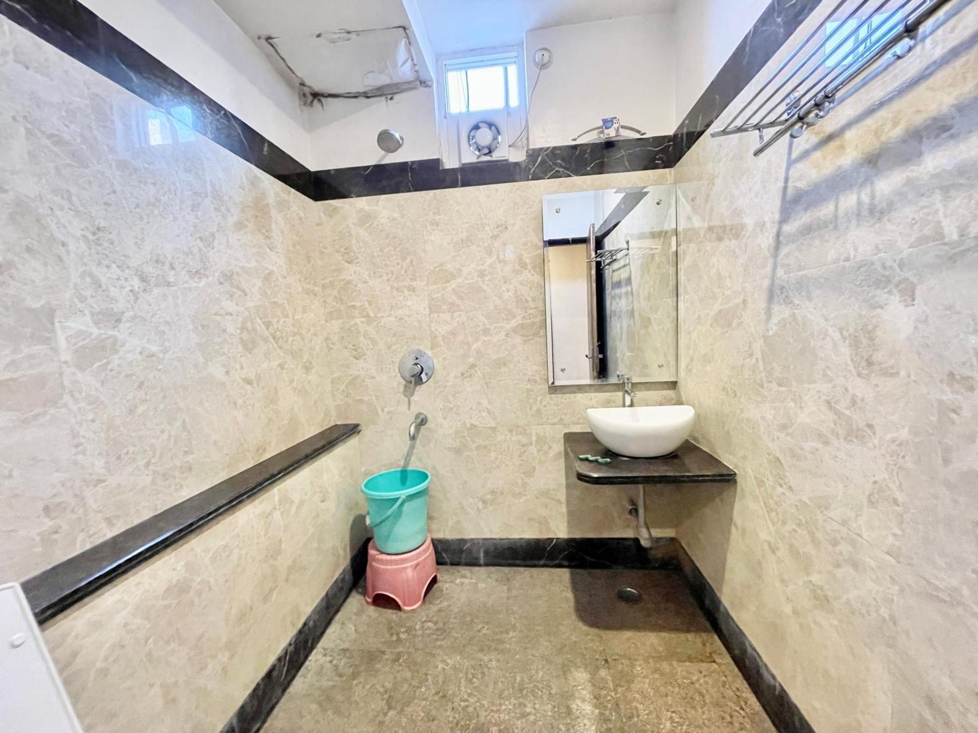 Hotel Rudraksh ! Varanasi !Fully-Air-Conditioned Hotel At Prime Location With Parking Availability, Near Kashi Vishwanath Temple, And Ganga Ghat 2 Dış mekan fotoğraf