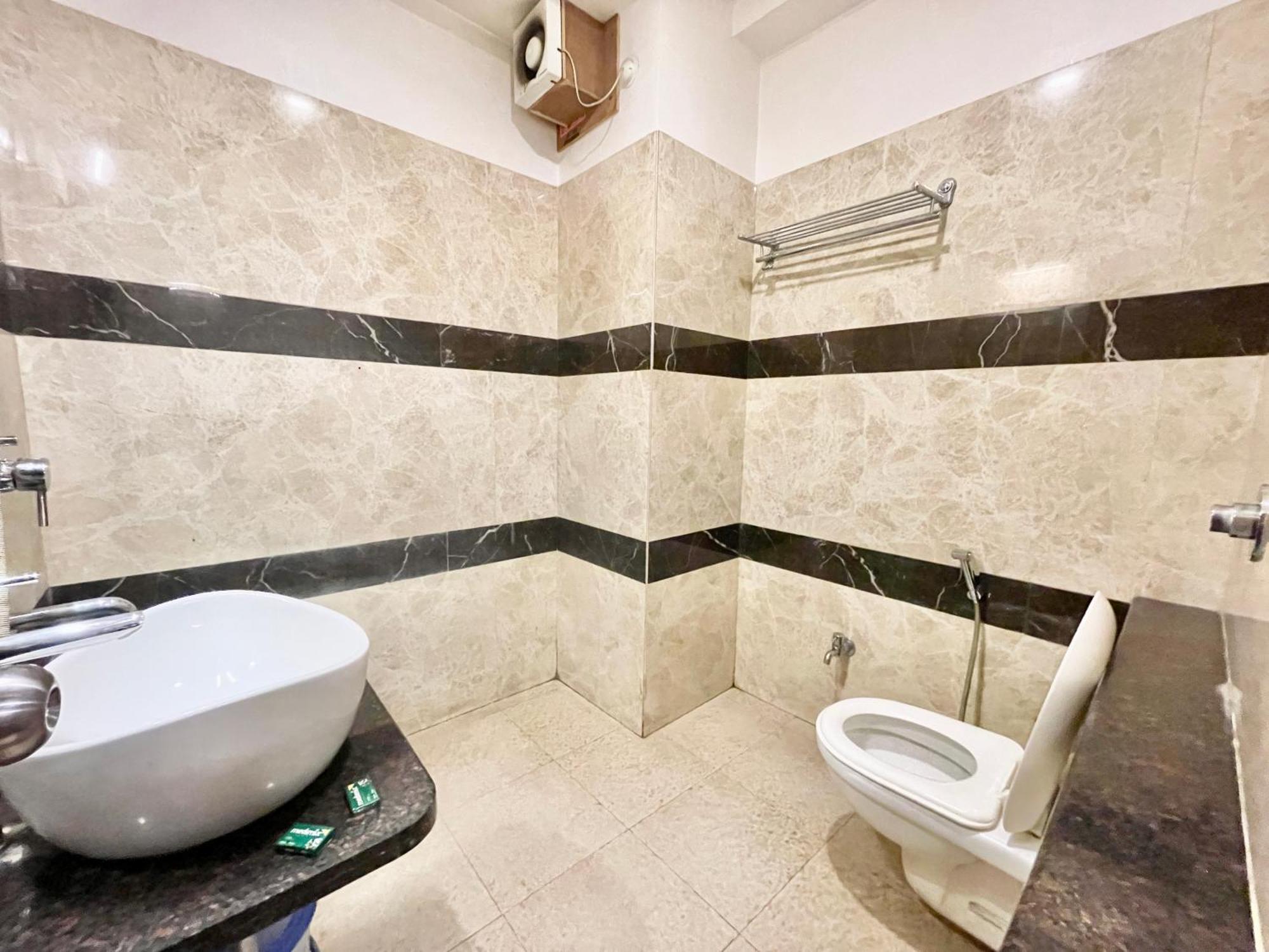 Hotel Rudraksh ! Varanasi !Fully-Air-Conditioned Hotel At Prime Location With Parking Availability, Near Kashi Vishwanath Temple, And Ganga Ghat 2 Dış mekan fotoğraf