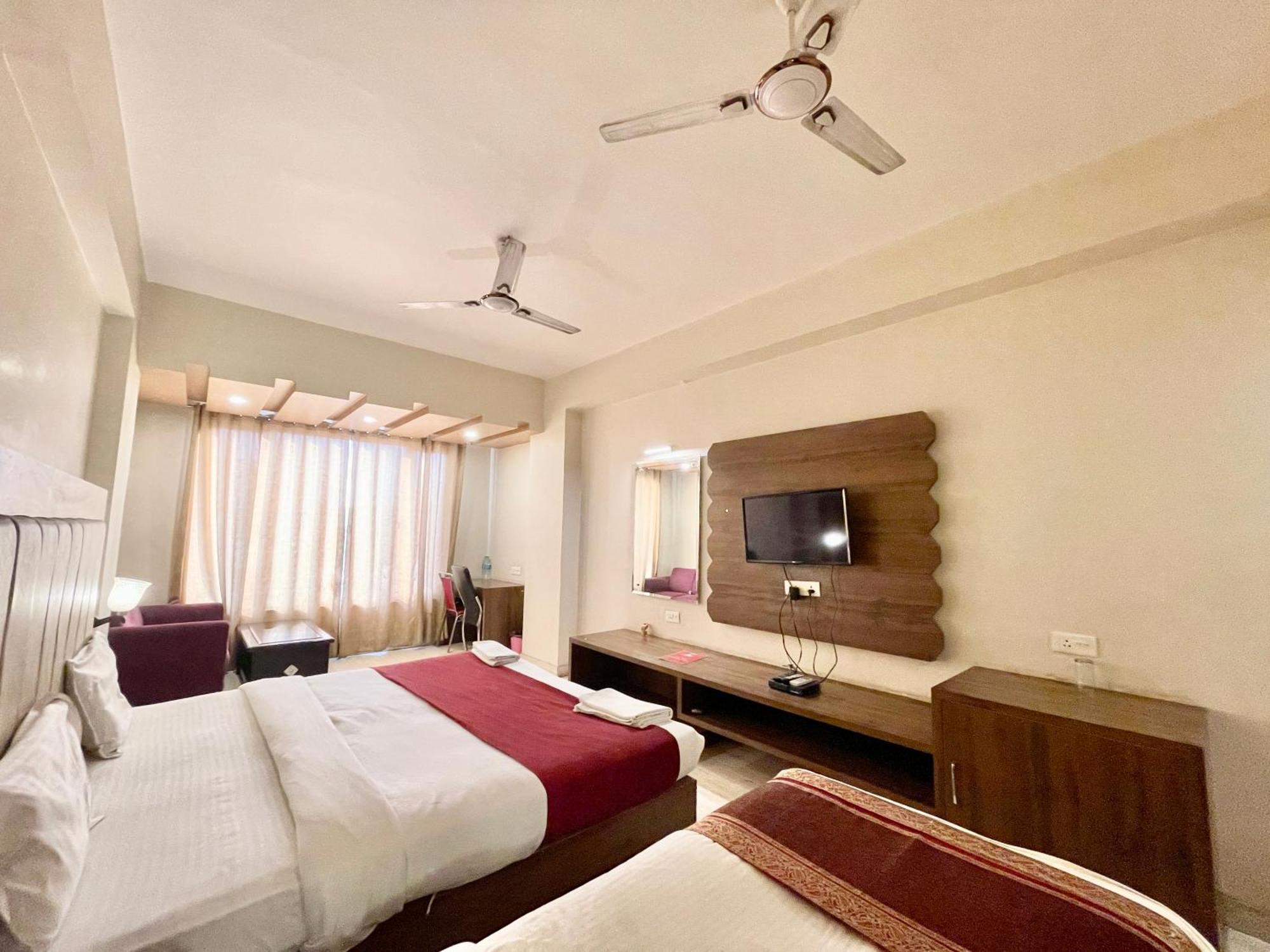 Hotel Rudraksh ! Varanasi !Fully-Air-Conditioned Hotel At Prime Location With Parking Availability, Near Kashi Vishwanath Temple, And Ganga Ghat 2 Dış mekan fotoğraf