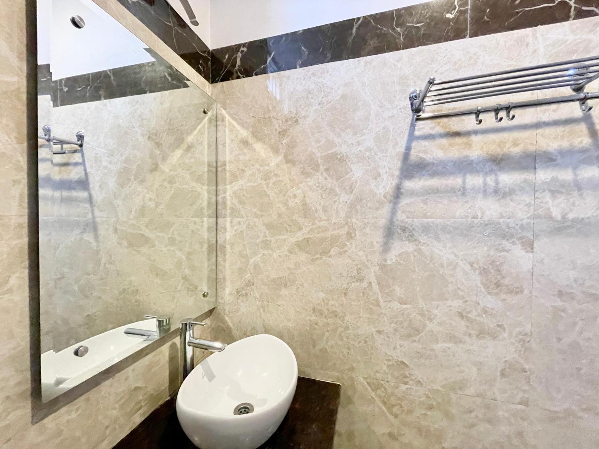 Hotel Rudraksh ! Varanasi !Fully-Air-Conditioned Hotel At Prime Location With Parking Availability, Near Kashi Vishwanath Temple, And Ganga Ghat 2 Dış mekan fotoğraf